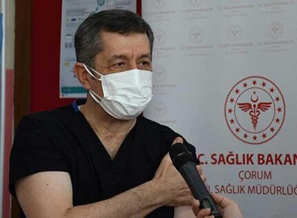 BAKAN SELÇUK COVID-19 AŞISI OLDU