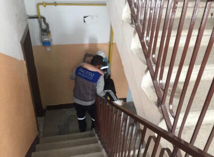 KALÇA VE AYAK KIRIĞI OLAN VATANDAŞA BELEDİYE YARDIM ETTİ