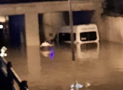 ŞİDDETLİ YAĞIŞ SONRASI ARAÇ SULAR ATINDA KALDI