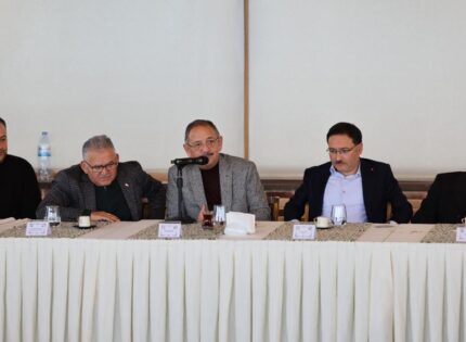 BÜYÜKKILIÇ, ÖZHASEKİ VE ÇİÇEK’TEN HAYIRSEVERLERLE “İSTİŞARE” TOPLANTISI