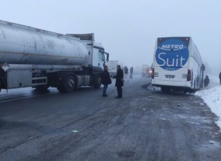 TRAFİĞE KAPANAN YOLDA YOLCU OTOBÜSÜ DE KAZAYA KARIŞTI