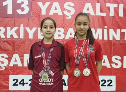 BADMİNTONCU EMİNE GÜL VE NEVRA, TÜRKİYE İKİNCİSİ OLDU