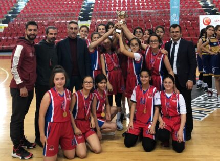 ŞEHİT ERTUĞRUL TACİROĞULLARI ORTAOKULU ŞAMPİYON OLDU