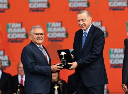 1 YILDA 11 ÖDÜL