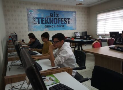 ROBOTİK KODLAMA ÖĞRENİP TEKNOFEST’E HAZIRLANIYORLAR