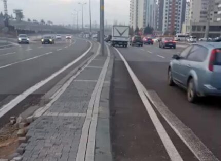 VELİLER OKUL ÖNÜNE TRAFİK IŞIĞI İSTİYOR