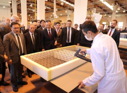 Bu okulda pamuktan ip, ipten kumaş ve kumaştan yatak üretiliyor