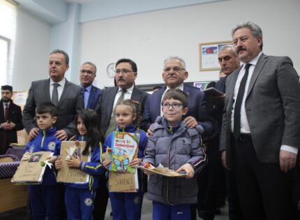 Vali Çiçek ile Başkan Büyükkılıç öğrencilerin karne sevincine ortak oldu