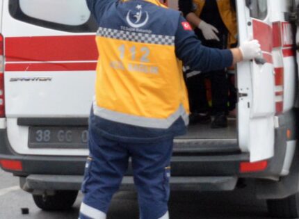 KAFASINA KALAS DÜŞEN İŞÇİ YARALANDI