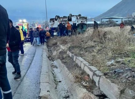 İşçi servisi takla attı: 1’i ağır 19 yaralı