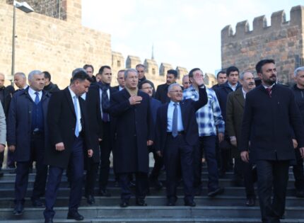 BAKAN AKAR, TARİHİ KALEDE VATANDAŞLARLA BULUŞTU